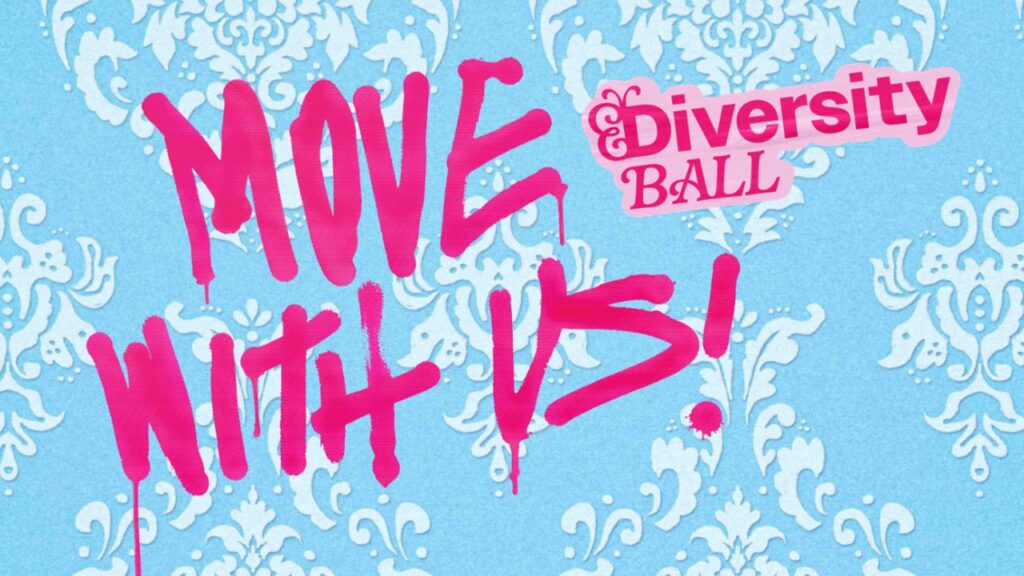Plakat mit dem Schriftzug „Move with us!“ in pinker Graffiti-Schrift auf hellblauem, ornamentiertem Hintergrund. Rechts oben befindet sich das Logo des Diversity Ball.