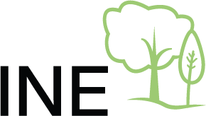 Logo des Projekts „INE – Inclusive Nature Experience“ mit den schwarzen Buchstaben „INE“ und einer stilisierten grünen Baumgruppe auf weißem Hintergrund.