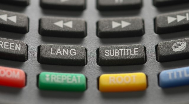 Nahaufnahme einer Fernbedienung mit Tasten für Sprachwahl („LANG“) und Untertitel („SUBTITLE“), die Funktionen zur barrierefreien Mediennutzung unterstützen.