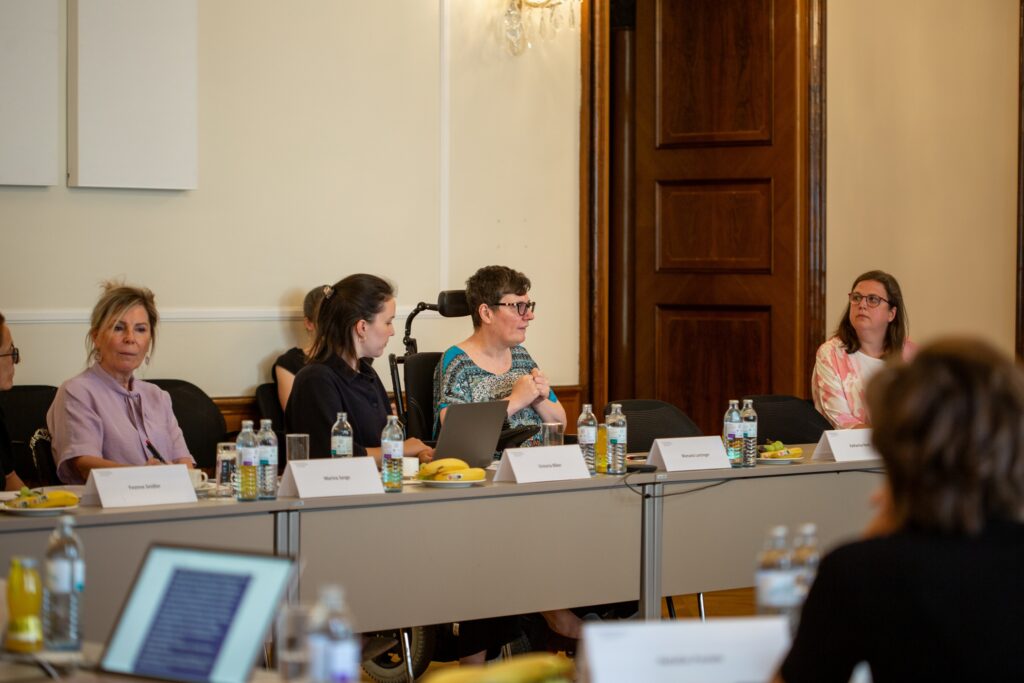 Manuela Lanzinger spricht beim Jour Fixe