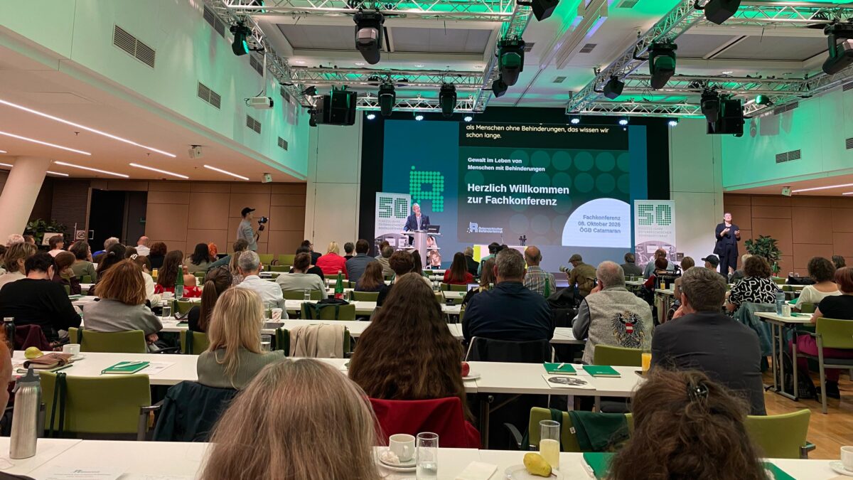 Saal von hinten bei der Fachkonferenz „Gewalt im Leben von Menschen mit Behinderungen – Ursachen, Prävention und Schutz“