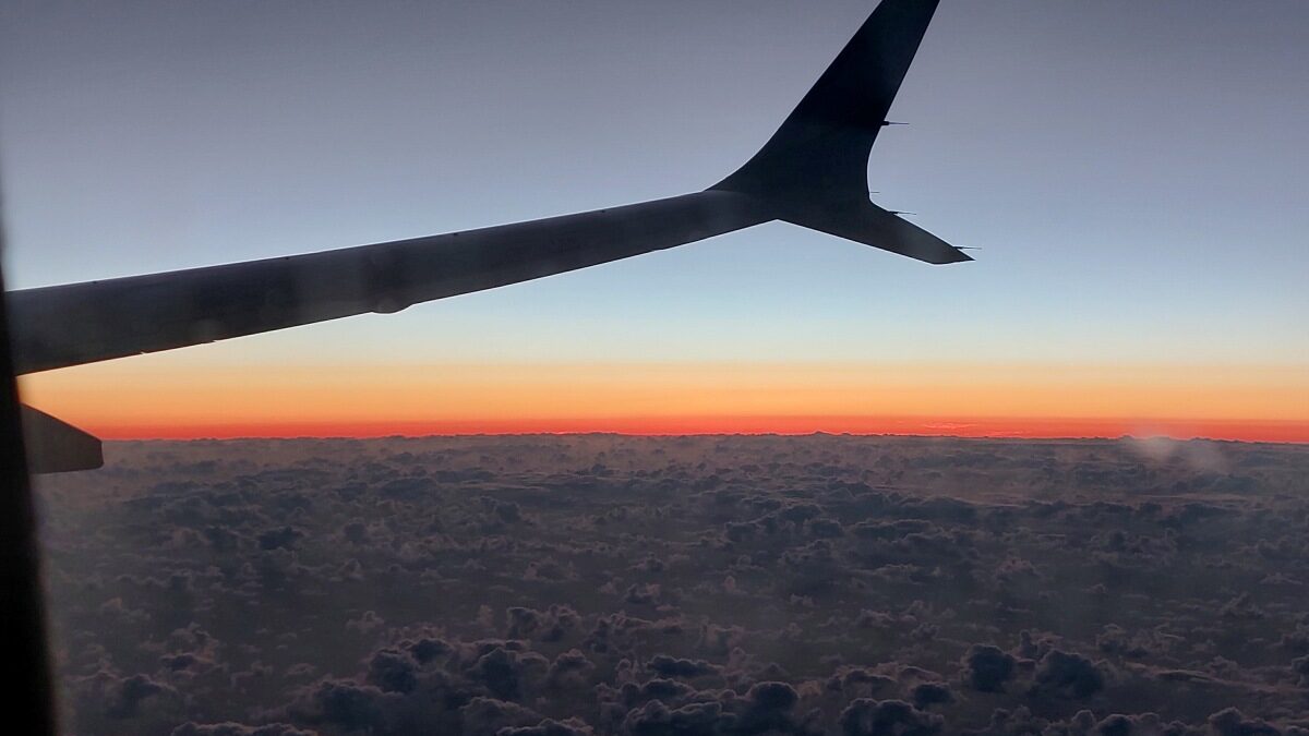 Flugzeugtragfläche über einem Wolkenbedeckten Himmel