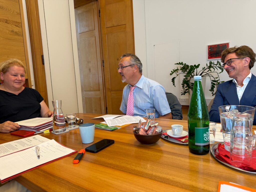 Bundesministerin Korinna Schumann, Behindertenrats-Präsident Klaus Widl und Sektionschef Martin Zach bei einem Arbeitsgespräch am Besprechungstisch.