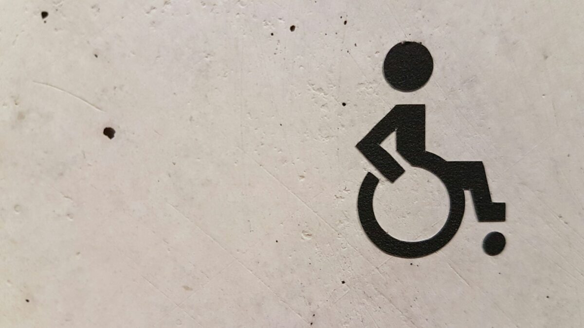 Rollstuhlfahrersymbol auf Beton