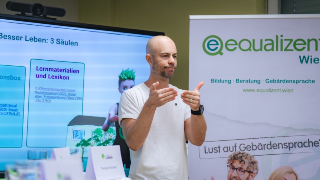 Throben Pachler gebärdet vor einer Präsentation des neuen Gesundheitsguides.