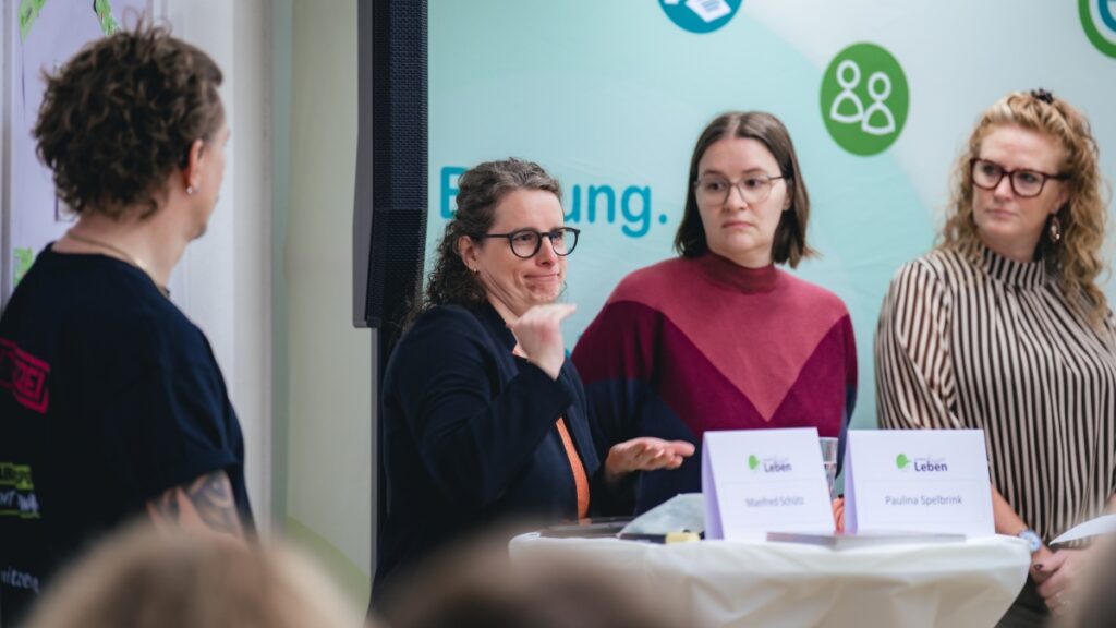 Paulina Spelbrink, gehörlose klinische Psychologin und Sekretärin des Österreichischen Gehörlosenbundes, spricht bei der Präsentation von „Besser Leben“ über Barrieren in der psychologischen Versorgung gehörloser Menschen.