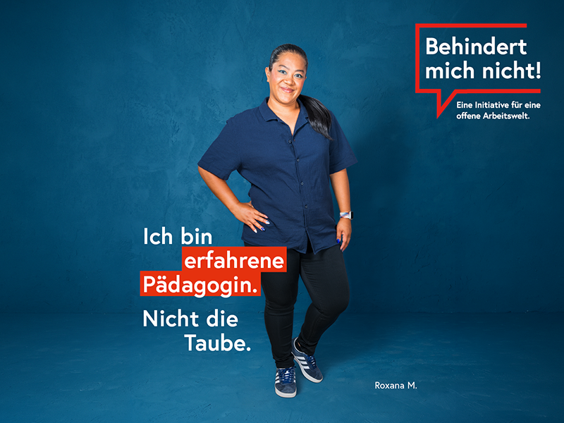 Roxana M. steht vor blauem Hintergrund. Daneben steht: „Ich bin erfahrene Pädagogin. Nicht die Taube.“