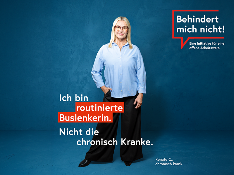 Frau mit blonden Haaren und Brille vor blauem Hintergrund. Text: „Ich bin routinierte Buslenkerin. Nicht die chronisch Kranke.“