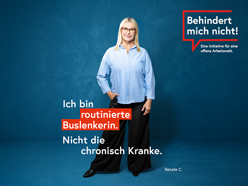 Frau mit blonden Haaren und Brille vor blauem Hintergrund. Text: „Ich bin routinierte Buslenkerin. Nicht die chronisch Kranke.“