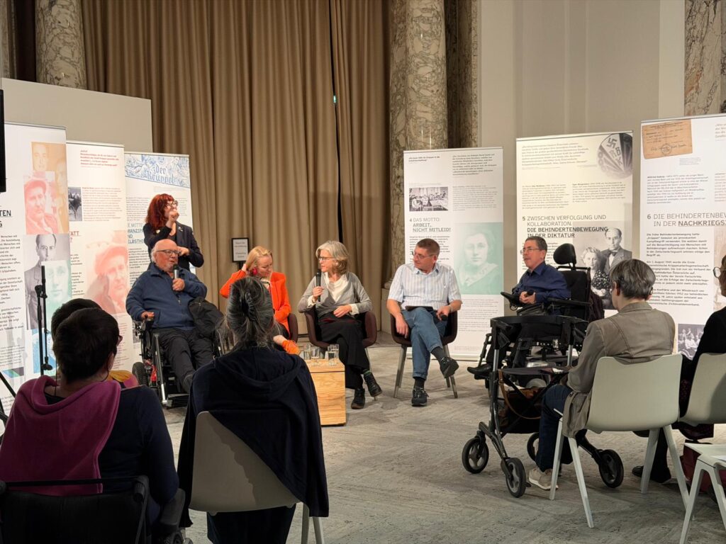 Podiumsdiskussion bei der Eröffnung der Ausstellung „Rechte statt Almosen!“ im Haus der Geschichte Österreich. Von links: Volker Schönwiese, Christine Steger, Angela Wegscheider, Kurt G. Beck und Martin Ladstätter.
