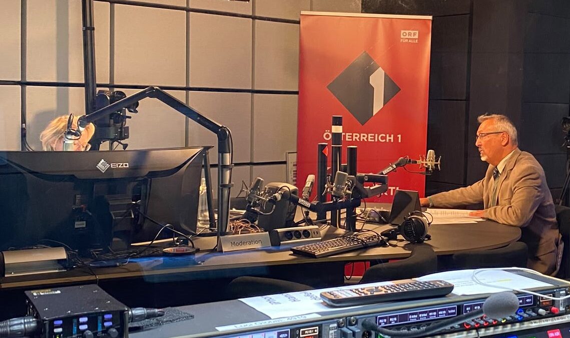 Klaus Widl, Präsident des Österreichischen Behindertenrats, im Ö1-Radiostudio während des Morgenjournals. Im Vordergrund sind Mischpult und Studiotechnik zu sehen.