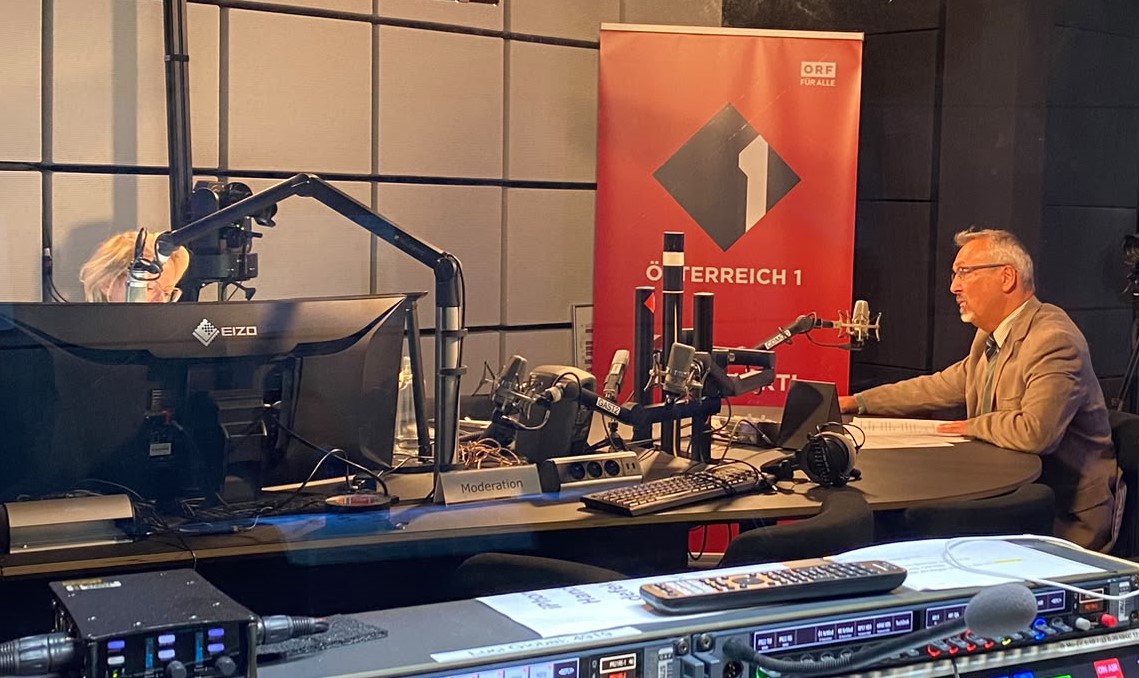 Klaus Widl, Präsident des Österreichischen Behindertenrats, im Ö1-Radiostudio während des Morgenjournals. Im Vordergrund sind Mischpult und Studiotechnik zu sehen.
