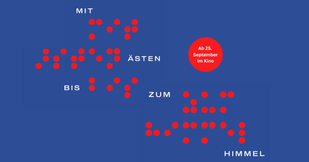 Grafik mit dem Filmtitel „Mit Ästen bis zum Himmel“ in Schwarzschrift und Brailleschrift auf blauem Hintergrund. Ein roter Kreis weist auf den Kinostart ab 25. September hin.
