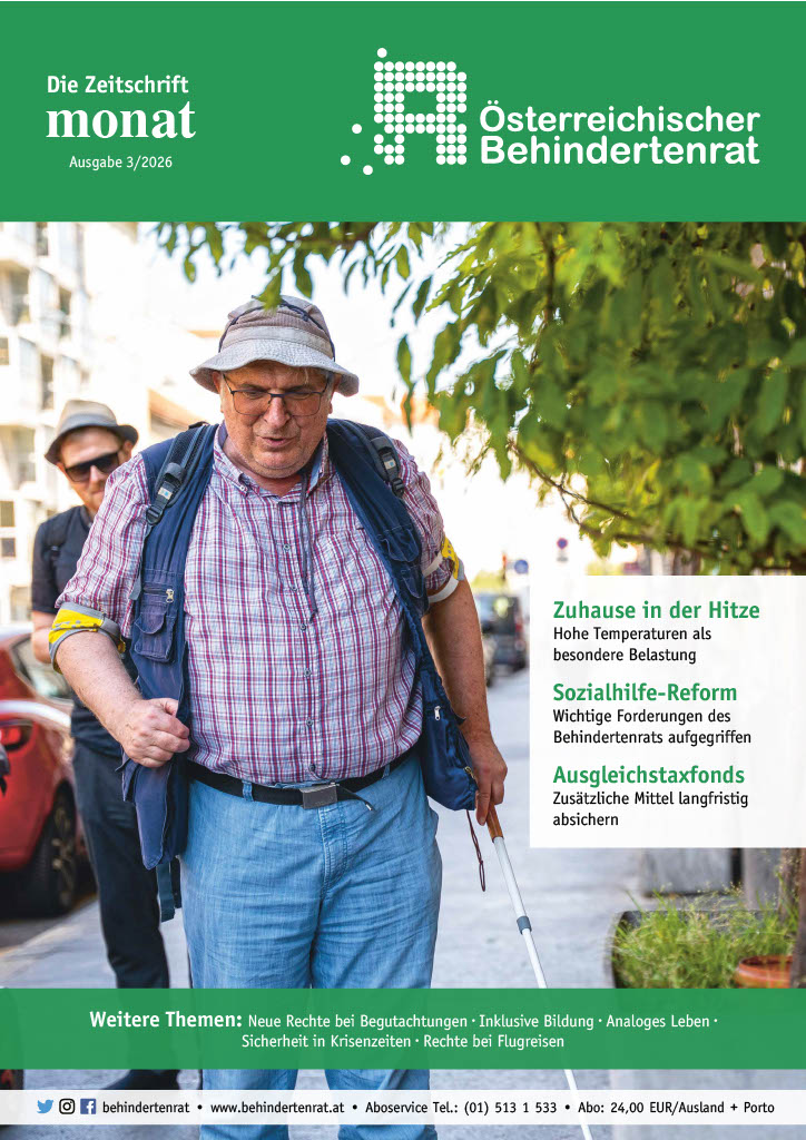 Titelseite der Zeitschrift „monat“, Ausgabe 3/2026. Ein Mann mit weißem Langstock geht mit Rucksack auf einem Gehsteig. Rechts stehen die Schwerpunktthemen der Ausgabe.