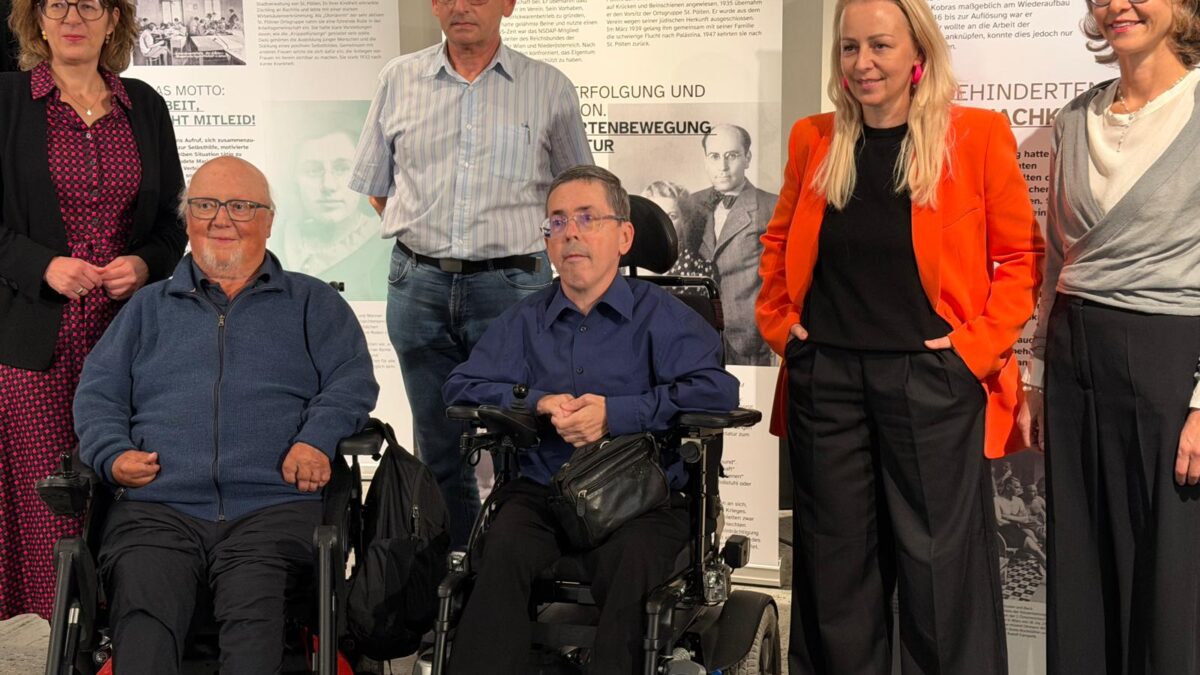 Gruppenfoto bei der Eröffnung der Ausstellung „Rechte statt Almosen!“ im Haus der Geschichte Österreich. Zu sehen sind Monika Sommer, Kurt G. Beck, Volker Schönwiese, Martin Ladstätter, Christine Steger und Angela Wegscheider vor Ausstellungstafeln zur Geschichte der Behindertenbewegung. Ist dieses Gespräch bisher hilfreich?