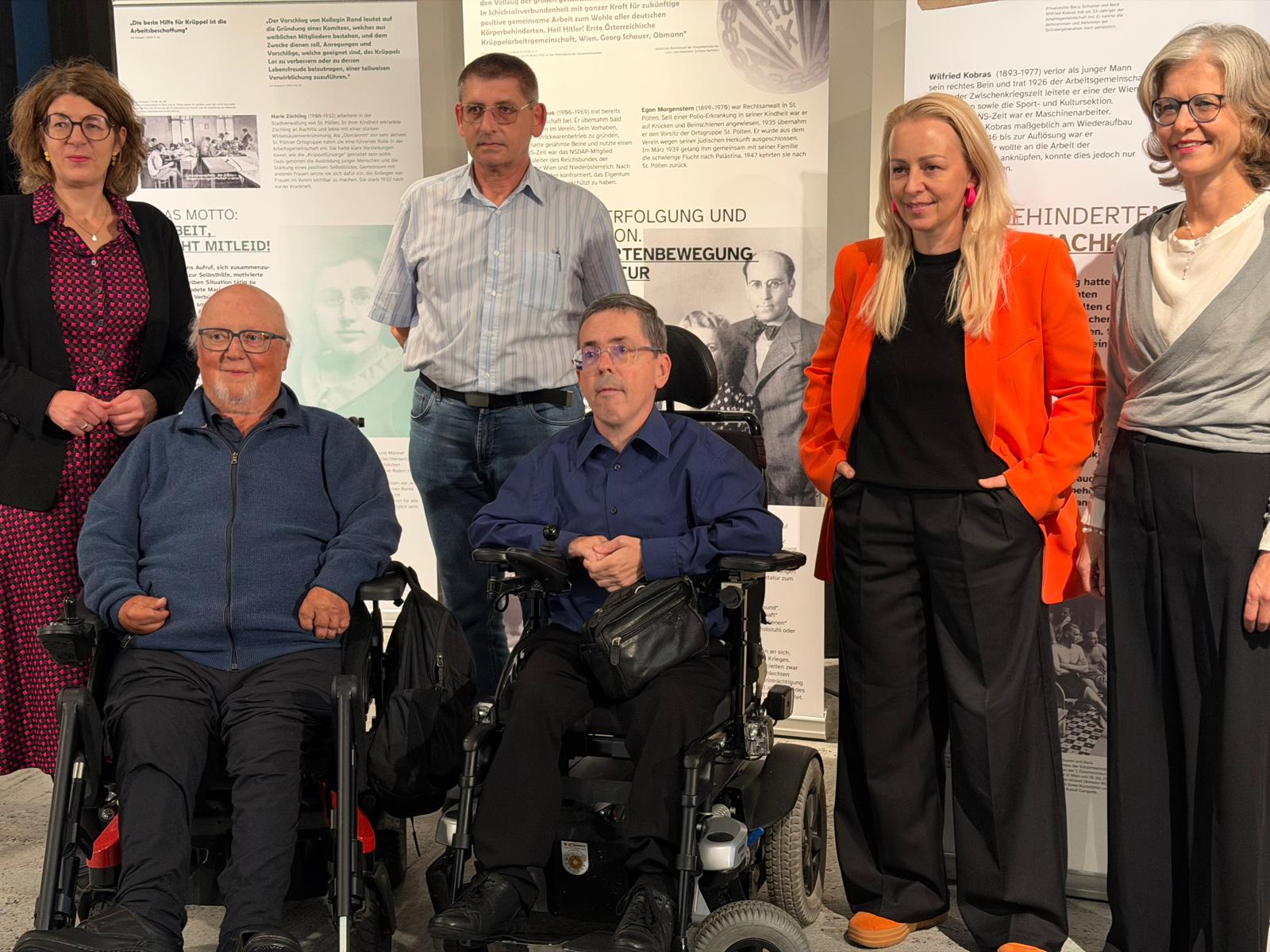 Gruppenfoto bei der Eröffnung der Ausstellung „Rechte statt Almosen!“ im Haus der Geschichte Österreich. Zu sehen sind Monika Sommer, Kurt G. Beck, Volker Schönwiese, Martin Ladstätter, Christine Steger und Angela Wegscheider vor Ausstellungstafeln zur Geschichte der Behindertenbewegung. Ist dieses Gespräch bisher hilfreich?