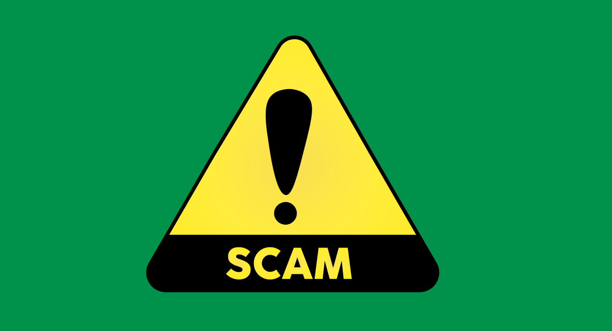 gelbes Dreieck-Schild mit Rufzeichen und Text "Scam" auf grünem Hintergrund