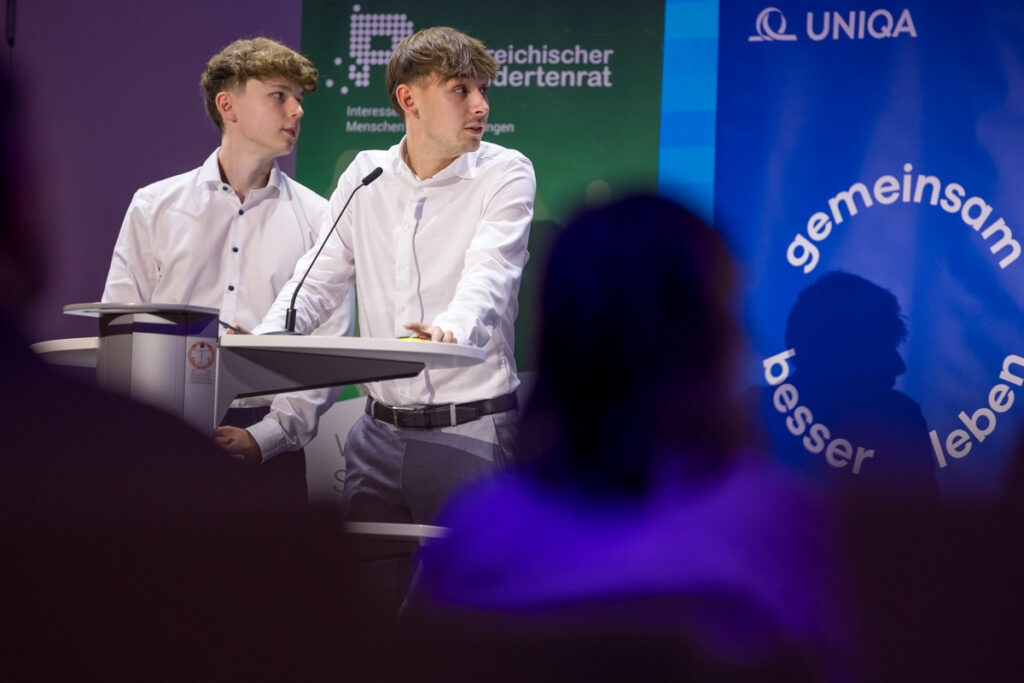 2 junge Männer präsentieren bei der Preisverleihung UNIKATE 2026 ihr Projekt