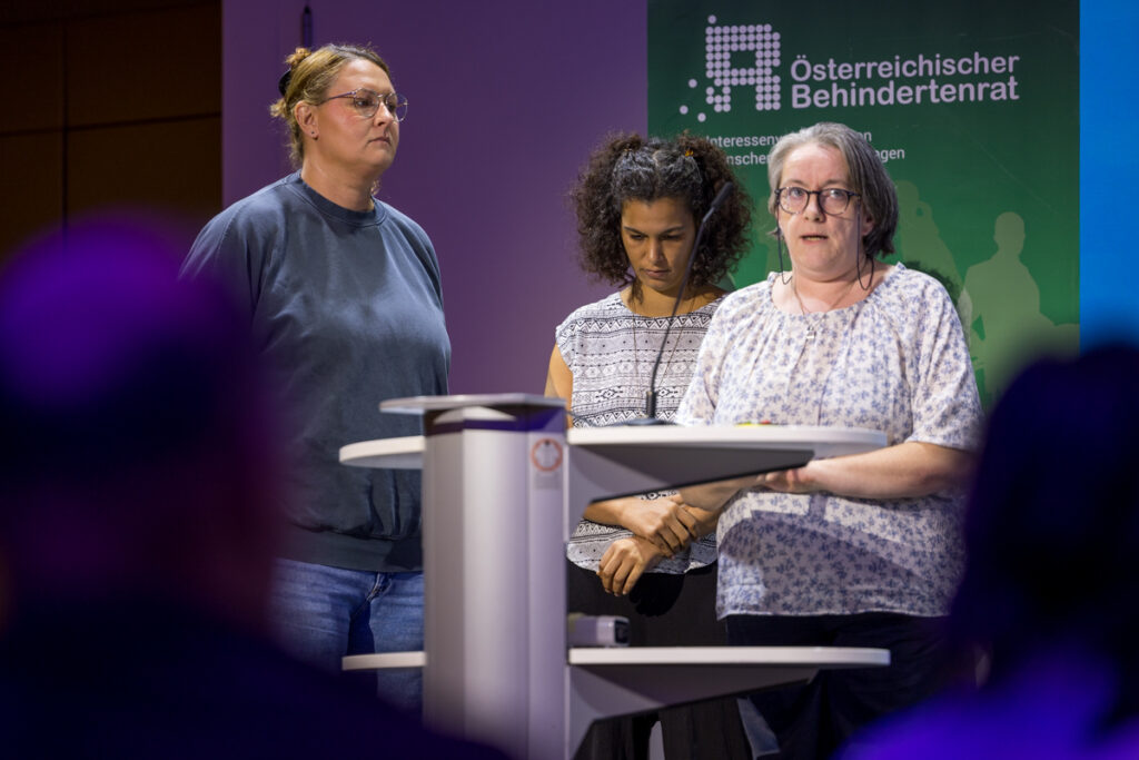 3 Frauen präsentieren bei der Preisverleihung UNIKATE 2026 ihr Projekt