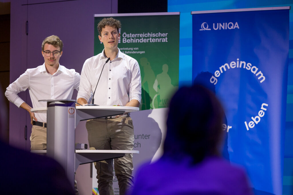 2 junge Männer präsentieren bei der Preisverleihung UNIKATE 2026 ihr Projekt