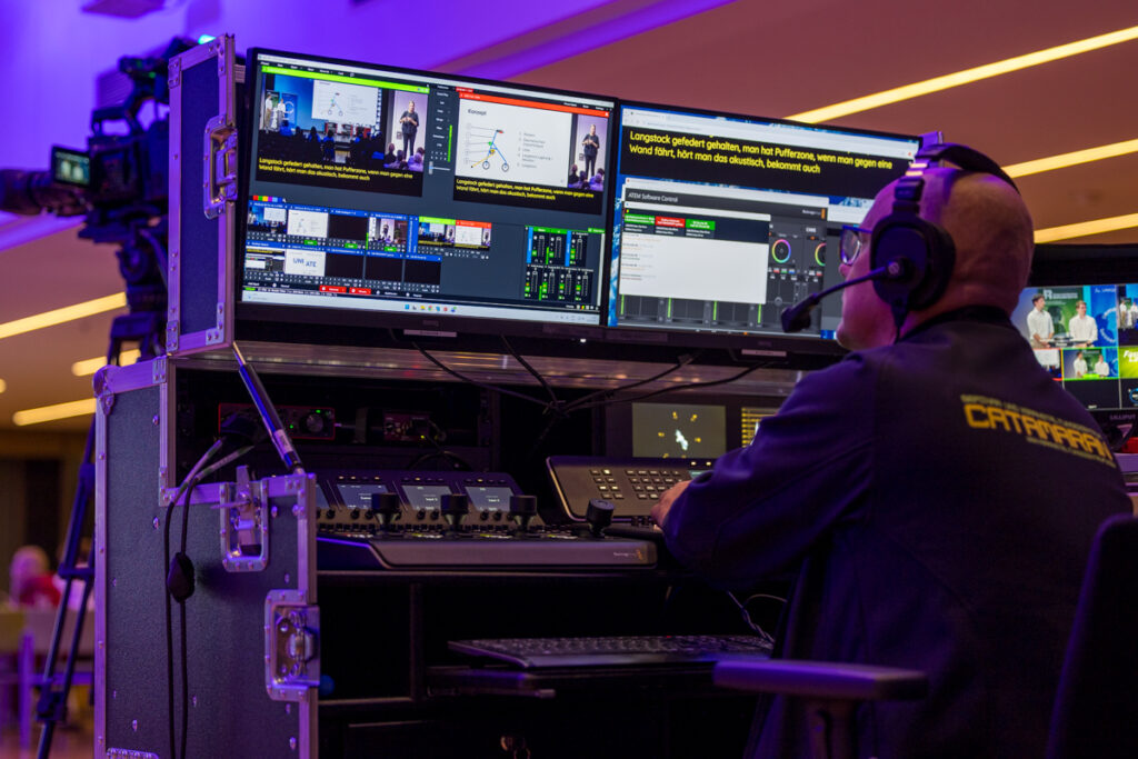 Techniker bedient Streamingcomputer