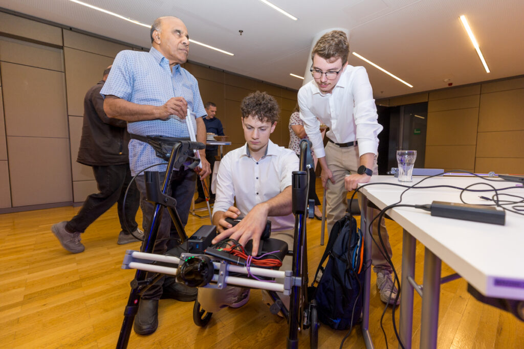 Schüler der HTL Hollabrunn präsentieren das Projekt „Blindenstock 2.0“ (Verbindung von Langstock und Rollator)