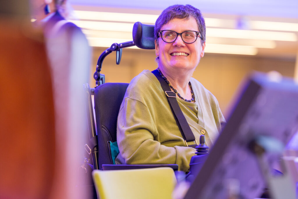 Manuela Lanzinger, Vizepräsidentin des Österreichischen Behindertenrats, testet die Entwicklungen.