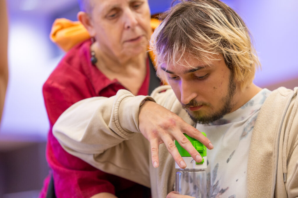 junger Mann hält Trinkflasche in der Hand