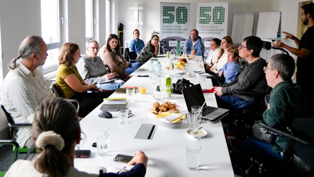 Teilnehmer des Disability Leadership Lehrgangs und Vertreter des Österreichischen Behindertenrats beim gemeinsamen Austausch.