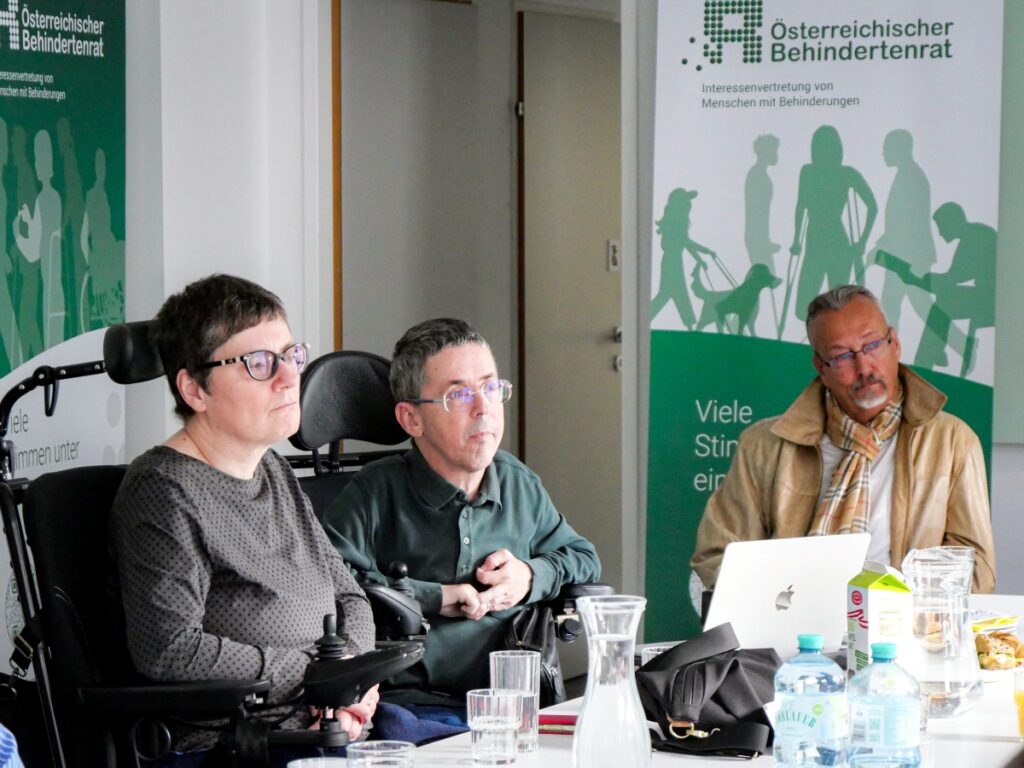 Manuela Lanzinger, Martin Ladstätter und Klaus Widl beim Stammtisch zum Disability Leadership Lehrgang.