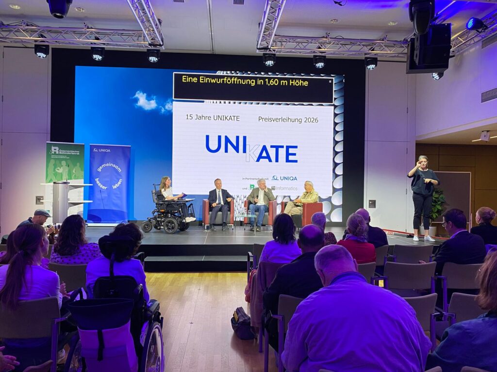 Moderatorin Marlene Krubner im Gespräch mit Peter Eichler, Paul Panek und Klaus Widl bei der UNIKATE Preisverleihung 2026.
