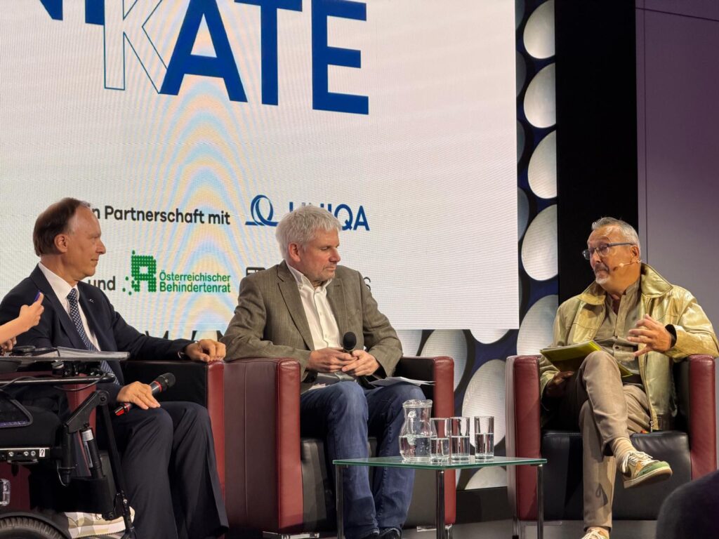 Von links nach rechts: Peter Eichler, Paul Panek und Klaus Widl im Gespräch bei der UNIKATE Preisverleihung 2026.