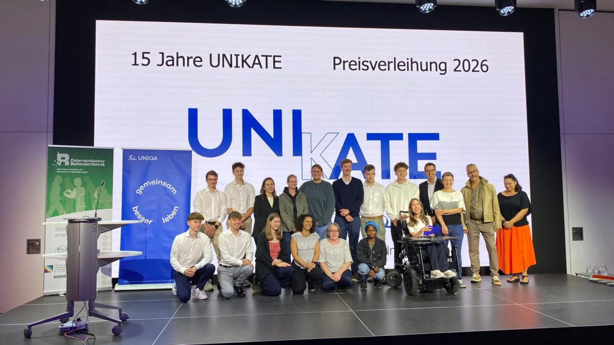 Preisträger*innen und Beteiligten der UNIKATE Preisverleihung 2026 gemeinsam auf der Bühne vor dem UNIKATE-Logo.