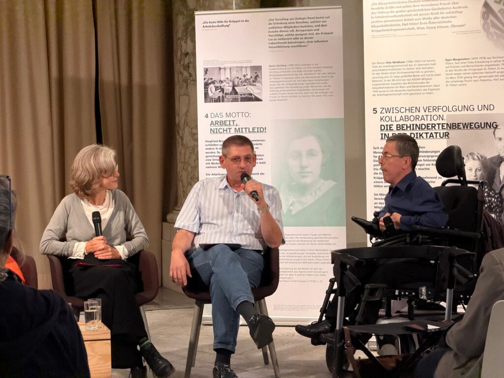 Podiumsdiskussion bei der Eröffnung der Ausstellung „Rechte statt Almosen!“ im Haus der Geschichte Österreich. Von links: Angela Wegscheider, Kurt G. Beck und Martin Ladstätter.