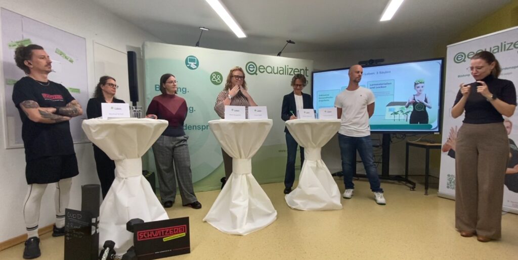 NEOS-Nationalratsabgeordnete Fiona Fiedler begrüßt die Teilnehmer:innen bei der Präsentation von „Besser Leben“ in Österreichischer Gebärdensprache.