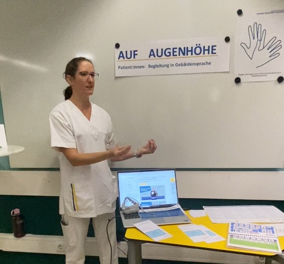 Sarah Kaspar vom Universitätsklinikum Wiener Neustadt beim Projekt „Auf Augenhöhe“, das gehörlose Patient:innen mit Gebärdensprache und visuellen Kommunikationshilfen unterstützt.