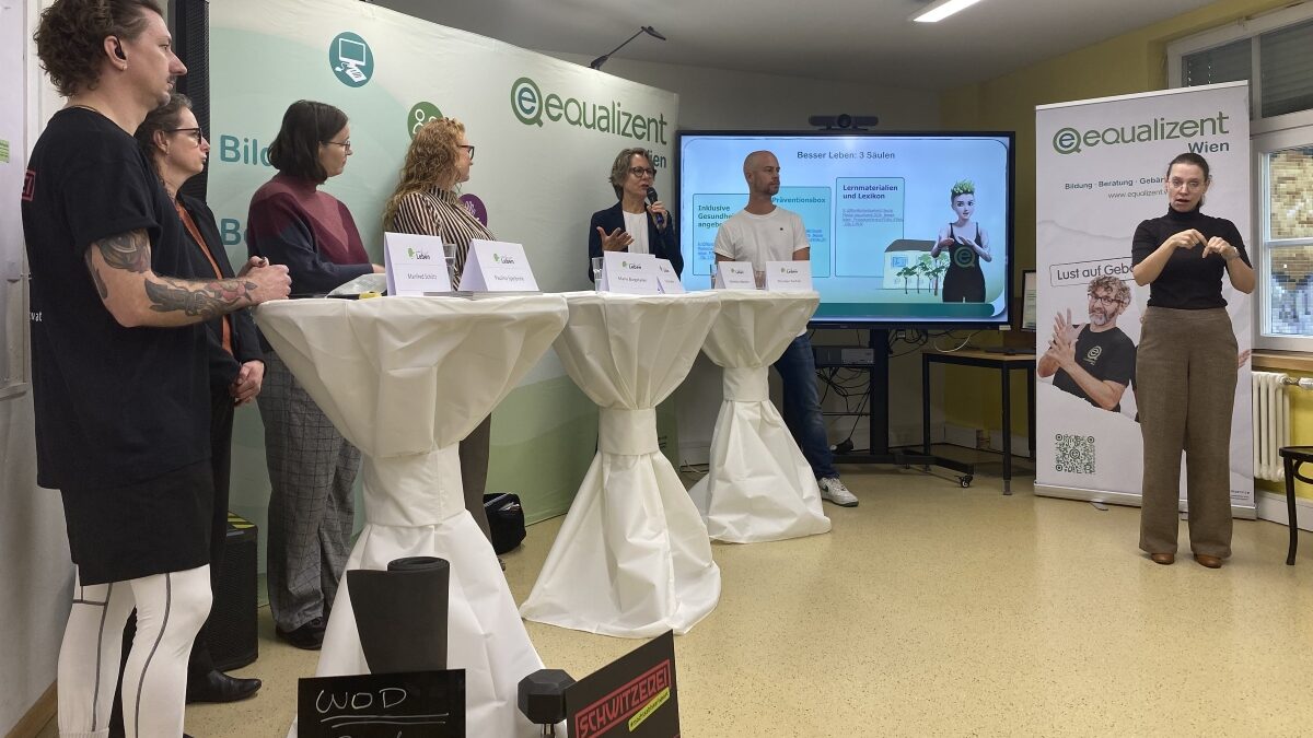 equalizent-Geschäftsführerin Marietta Adlbrecht spricht bei der Präsentation des Gesundheitsportals „Besser Leben“ in Wien, rechts übersetzt eine Gebärdensprachdolmetscherin in Österreichische Gebärdensprache.