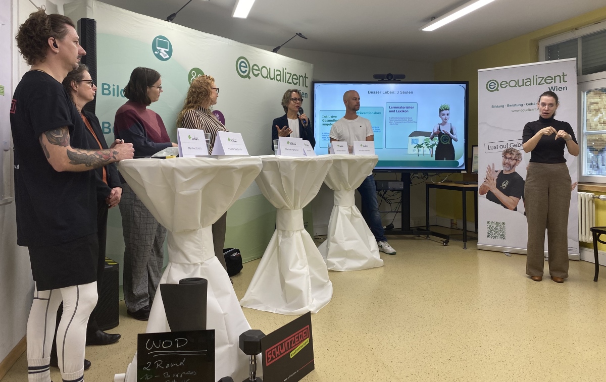 equalizent-Geschäftsführerin Marietta Adlbrecht spricht bei der Präsentation des Gesundheitsportals „Besser Leben“ in Wien, rechts übersetzt eine Gebärdensprachdolmetscherin in Österreichische Gebärdensprache.