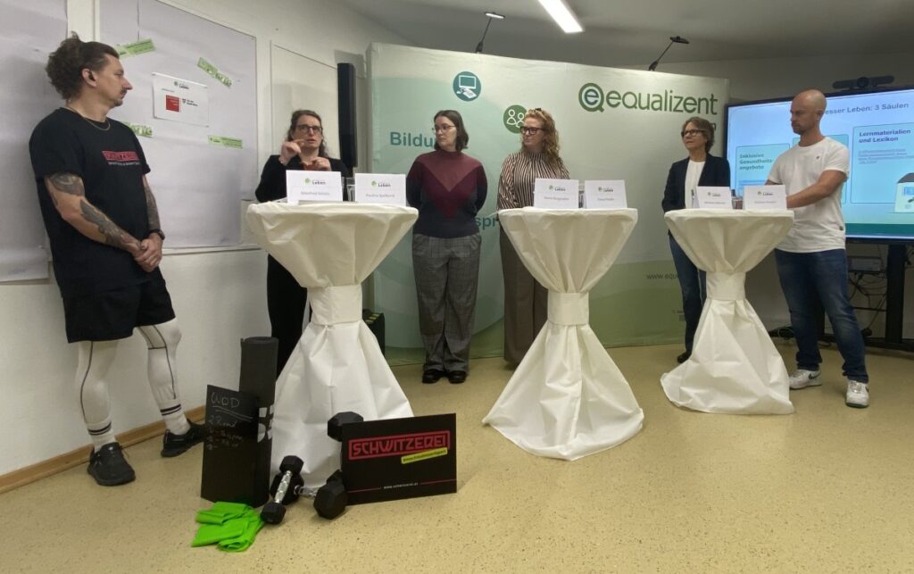 Paulina Spelbrink, gehörlose klinische Psychologin und Sekretärin des Österreichischen Gehörlosenbundes, spricht bei der Präsentation von „Besser Leben“ über Barrieren in der psychologischen Versorgung gehörloser Menschen.