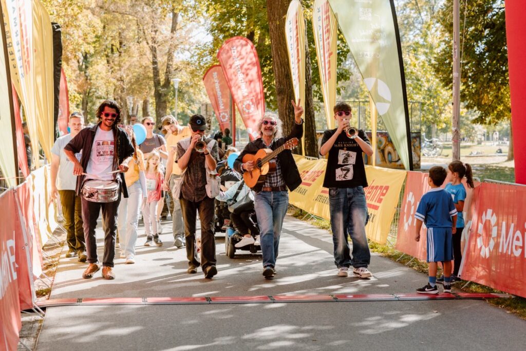 Teilnehmer*innen des 6. Grazer Inklusionslaufs mit Musiker*innen