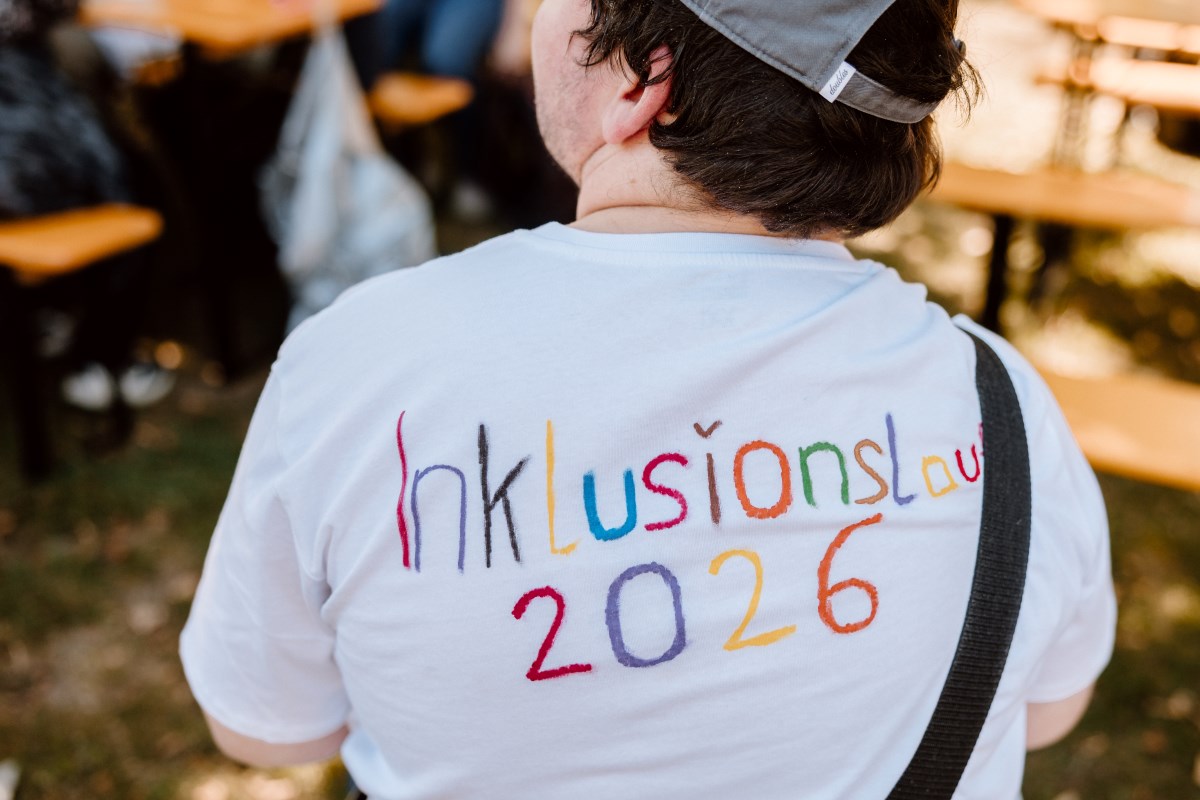 Teilnehmer*innen des 6. Grazer Inklusionslaufs mit T-Shirt, auf dem Inklusionslauf zu lesen ist