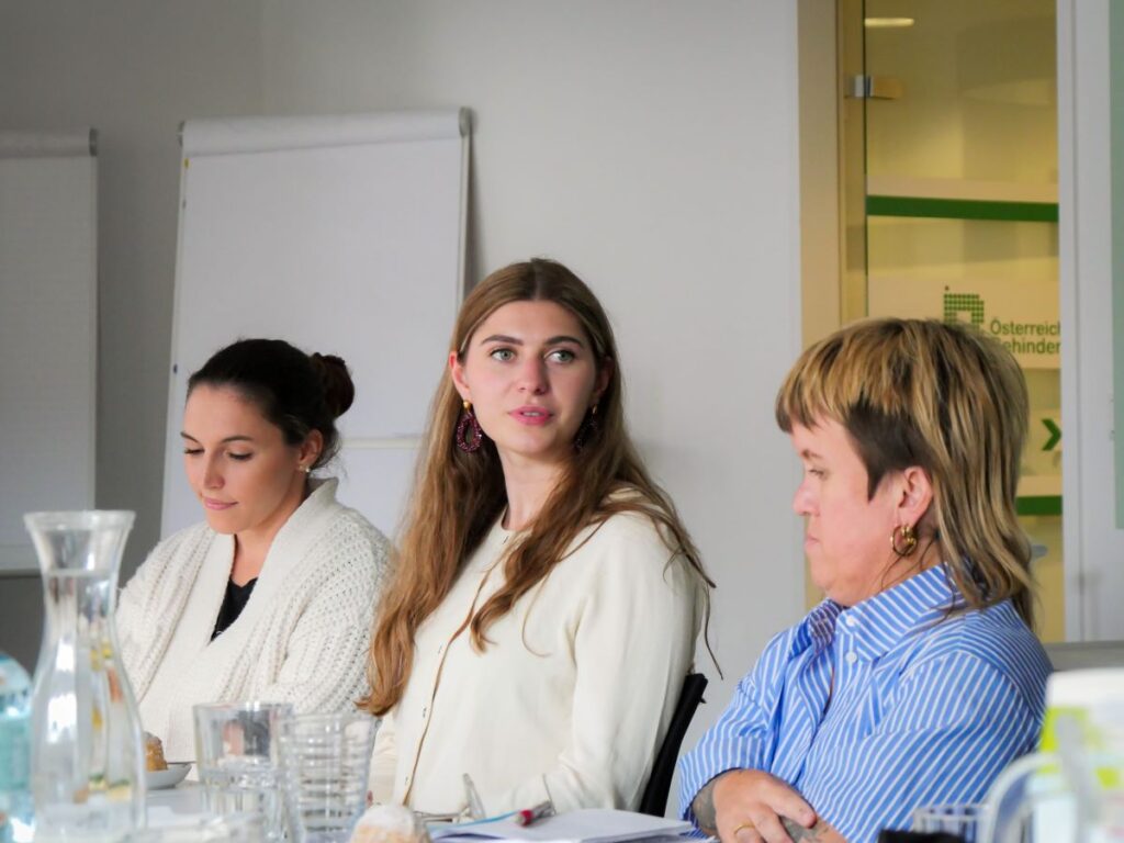 Lisa Sophie Haas, Rebekka Gottwald und Daniela Rammel beim Stammtisch zum Disability Leadership Lehrgang.