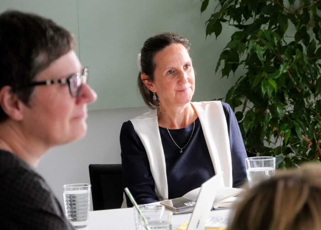 Manuela Lanzinger und Barbara Haider-Novak beim Stammtisch zum Disability Leadership Lehrgang.