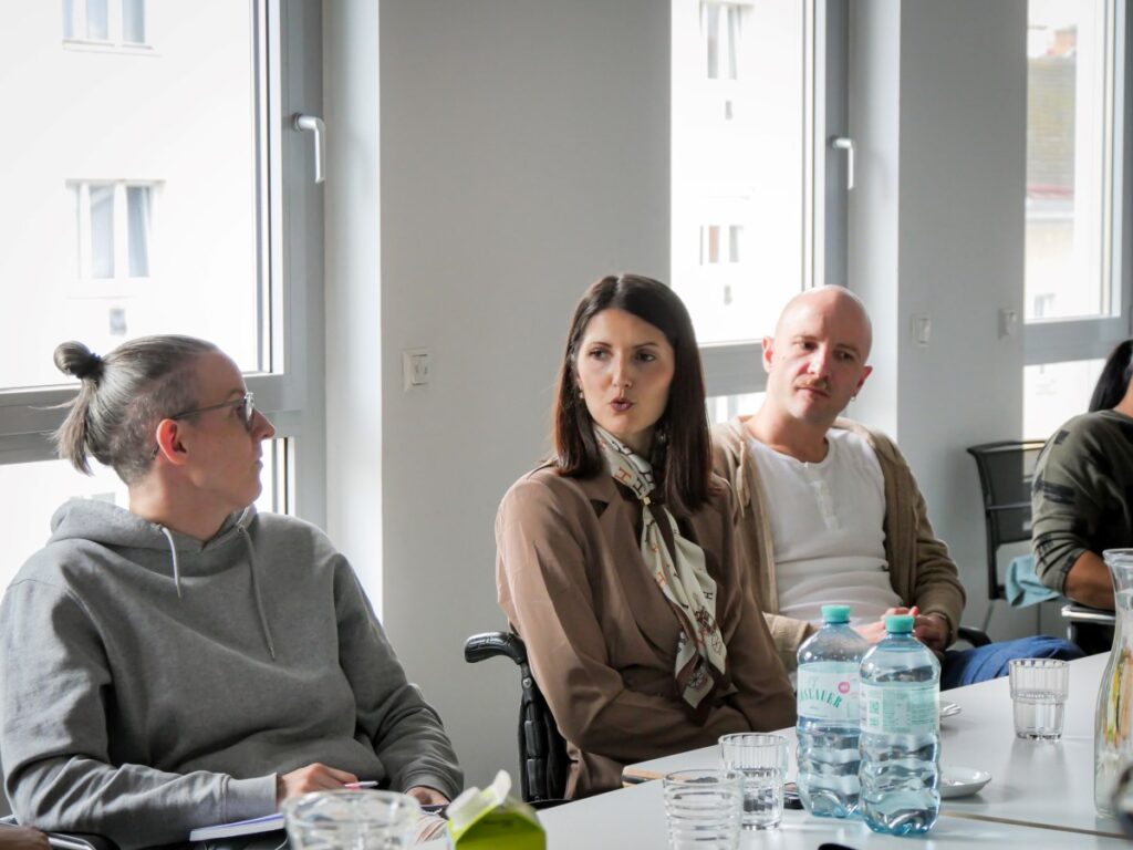 Zwei Teilnehmerinnen des Disability Leadership Lehrgangs im Gespräch mit Felix Steigmann vom Österreichischen Behindertenrat.
