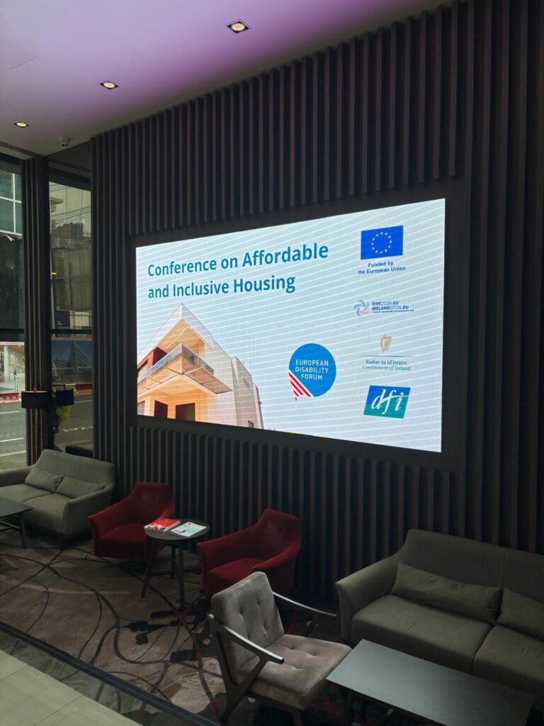 Screen mit Aufschrift: "Conference on Affordable and Inclusive Housing"