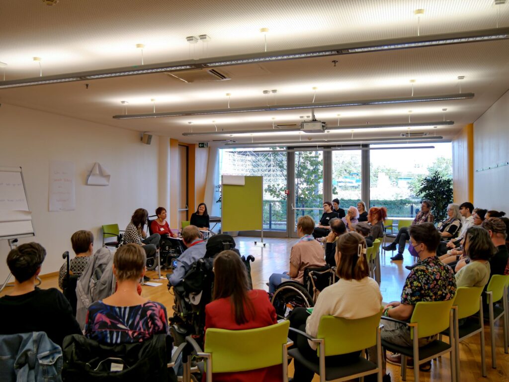 Claudia Tassotti, Rebekka Fuchs und Elisabeth Löffler gestalten die Session „Sexuelle Bildung als Gewaltprävention“ bei der Fachkonferenz des Österreichischen Behindertenrats 2026. Die Teilnehmenden sitzen im Kreis und diskutieren miteinander.