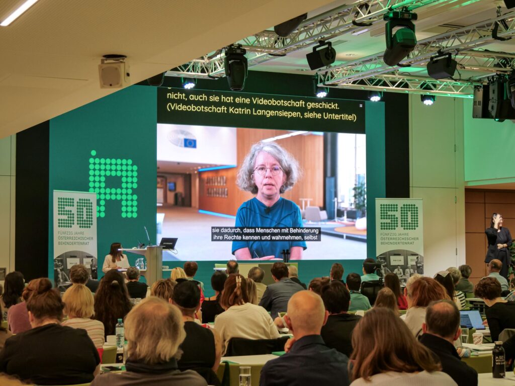 Die Videobotschaft von Katrin Langensiepen wird im Saal gezeigt.