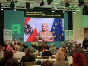 Die Videobotschaft von Korinna Schumann wird im Saal gezeigt.