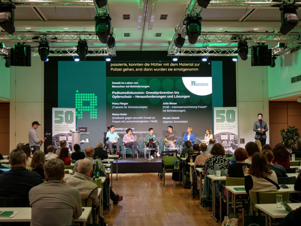 Podiumsdiskussion „Gewaltprävention bis Opferschutz: Herausforderungen und Lösungen“ mit Petra Flieger, Raina Hofer, Manuela Lanzinger, Julia Moser, Nicole Osimk und Moderatorin Miriam Labus bei der Fachkonferenz des Österreichischen Behindertenrats 2026.