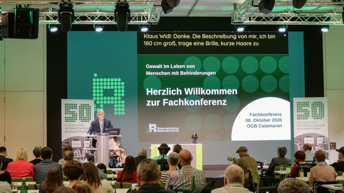 Klaus Widl spricht auf der Bühne.